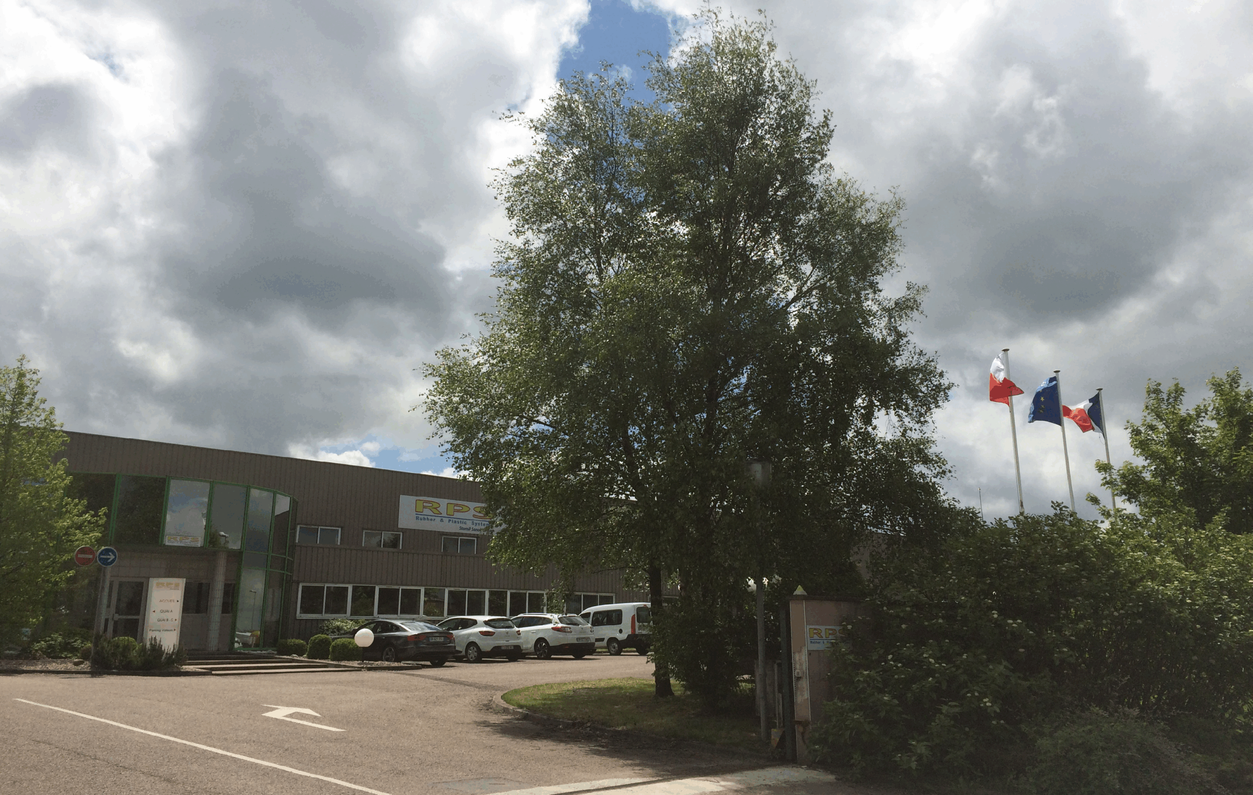 Przejęcie firmy Rubber & Plastic Systems S.A.S. we Francji umożliwiło rozpoczęcie produkcji uszczelnień karoserii z tworzyw sztucznych oraz mieszanek gumowych.