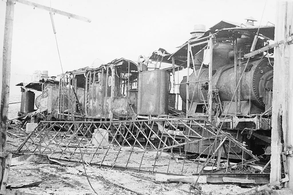 Najważniejsze wyposażenie fabryki zostaje zniszczone podczas nieudanej akcji ewakuacyjnej.