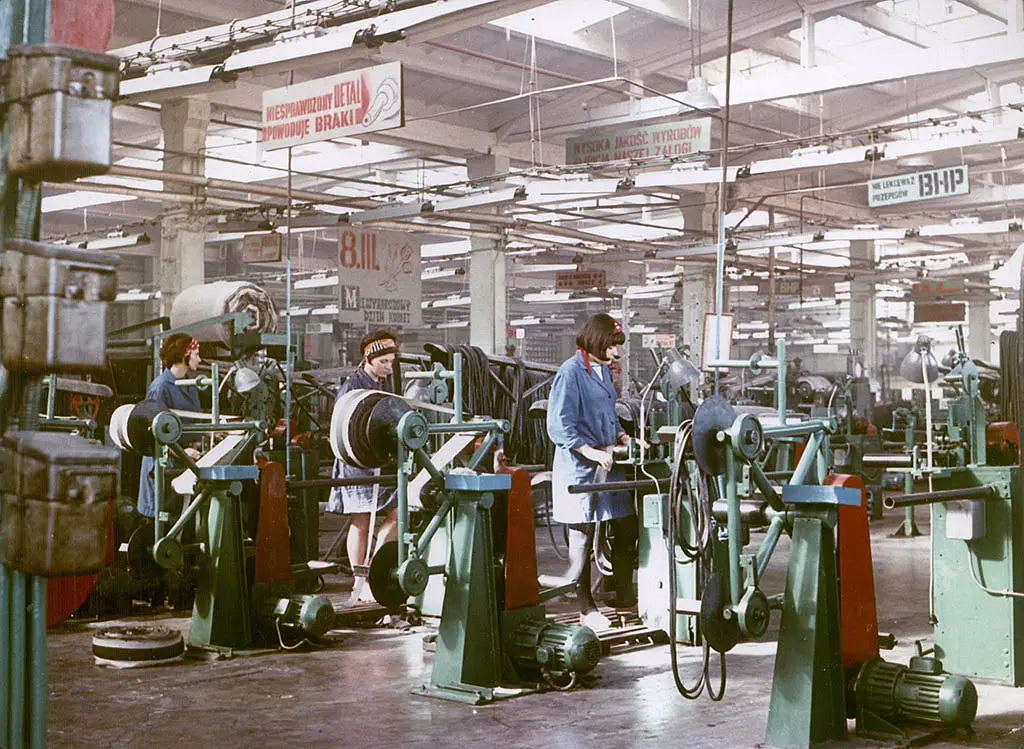 Rozpoczęcie budowy nowych zakładów po prawej stronie rzeki San oraz uruchomienie produkcji pasów klinowych (na licencji The Gates Rubber) i artykułów formowych.